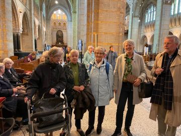 Zusters Augustinessen op bezoek in de Kathedraal