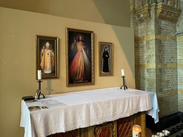 Het altaar van de Goddelijke barmhartigheid in de kathedraal