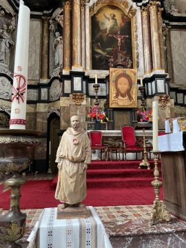 De kerk met beeld van H. Charles de Foucauld met reliek