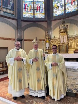 met pastoor-deken Samuel Marcantognini (l) en pastoor Andrea Geria (r.)