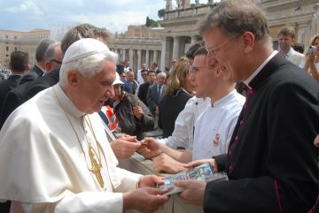 aanbieding van publicaties van ons seminarie aan paus Benedictus XVI