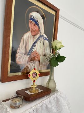 De beeltenis met reliek ervoor van H. Moeder Teresa