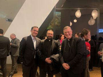 met de priester en de bestuursvoorzitter van de Armeense kerk