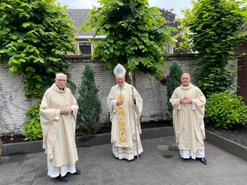 Bij het zestig jarig priesterfeest van Michi Costa in 2021, rechts deken Carlos Fabril
