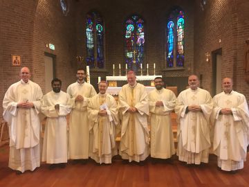 aangestelde lector en acolieten met bisschoppen en seminariestaf