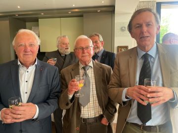 Drie bisdomeconomen sinds 1970vlnr E. Duijsens, J. Visser, Th. vd Steen. Op de achtergrond mgr. Punt in gesprek met Ko Schuurmans