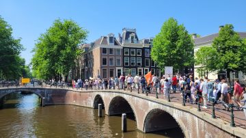 Sacramentsprocessie door warm Amsterdam