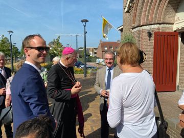 Na afloop van de Mis ontmoeting buiten, hier met de burgemeester en kerkbestuurslid Joost van Westing