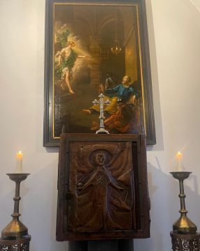 Het Petrus-schilderij boven het tabernakel