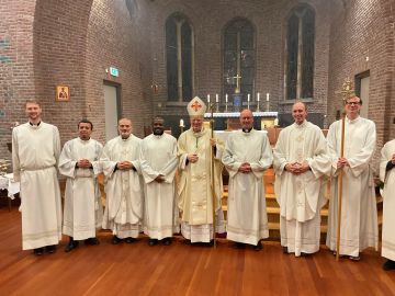 Tussen bisschop en rectoren de beide seminaristen die de aanstelling hebben ontvangen
