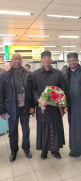 De bisschop (midden) met rechts Abba Tesfayohanes