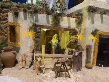 Creatieve pastoor maakte prachtige kerststal 