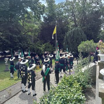 Vendelgroet bij de Nuntiatuur