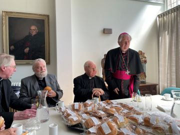 Met drie bisschoppen met wie mgr. Van Luyn lang heeft samengewerkt: mgr. De Korte, mgr. Punt en mgr. Wiertz (vlnr)