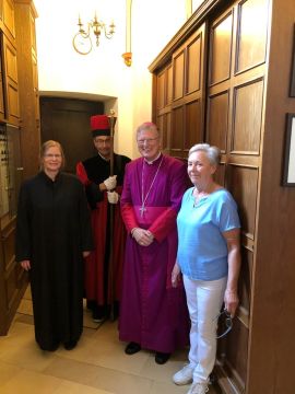 met de lectrice, de ceremoniaris en liturgisch assistente