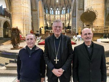 Mgr. Lameri (l.) en Dr. Tercero Simón, studieprefect, rechts