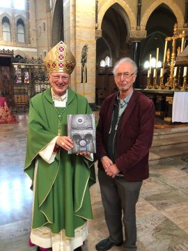 Dr. Ton van Eck biedt het boek aan