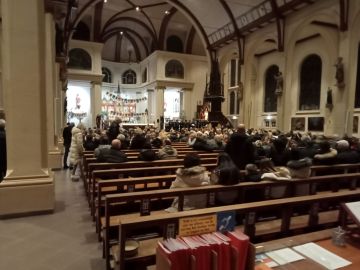 Vormselvieringen in Volendamse Vincentiuskerk