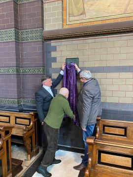 onthulling met beeldhouwer en initiatiefnemers