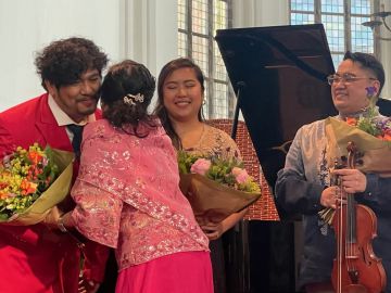 Felicitaties aan de uitvoerende door de echtgenote van de ambassadeur Felicitaties aan de uitvoerende door de echtgenote van de ambassadeur