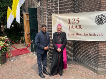 met pastoor-deken George Paimpillil voor de ingang van de kerk